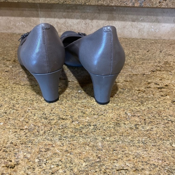Easy Spirit Grey 3” Pumps with Buckle Embellishment. Sz 9.5W Perfect condition. - Picture 3 of 4